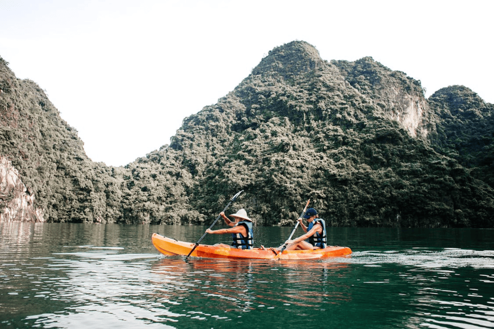 Visitors are free to kayak through Trang An’s stunning waterways, but should always follow safety regulations (Source: Pexels)